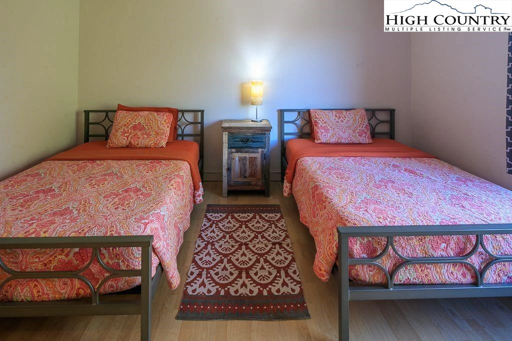 Image number 2 for the current listing