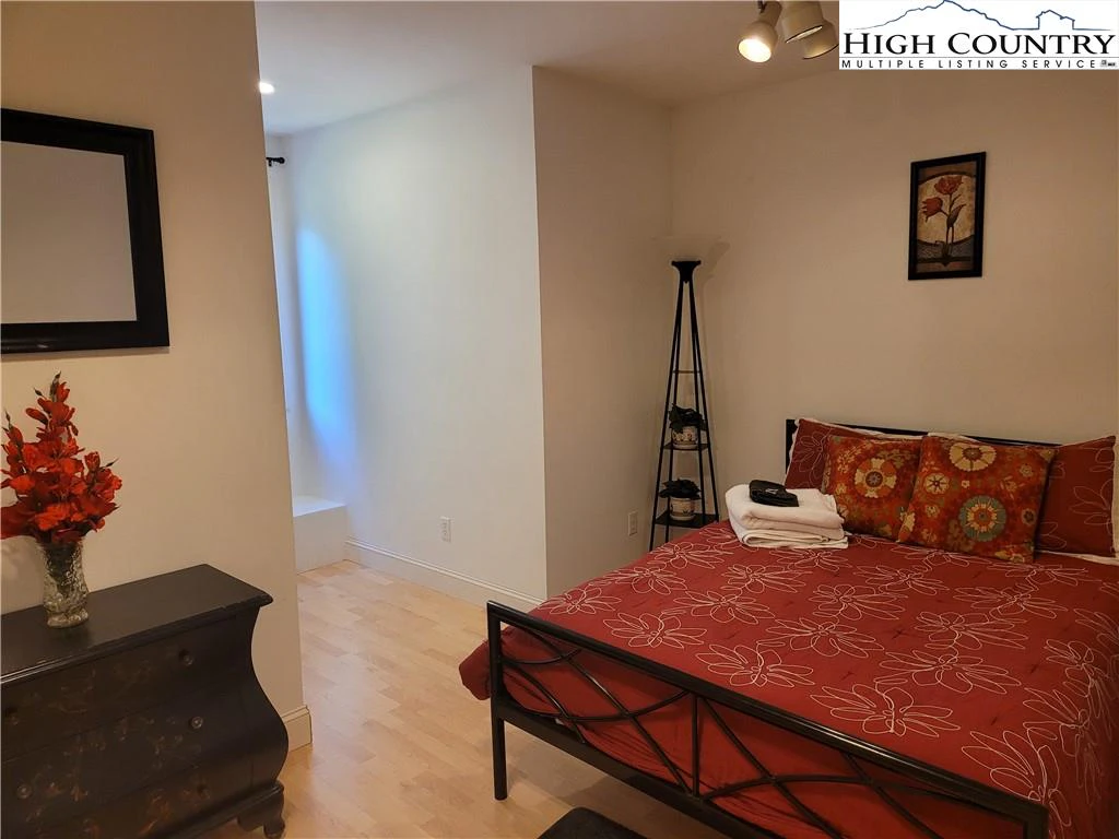 Image number 12 for the current listing