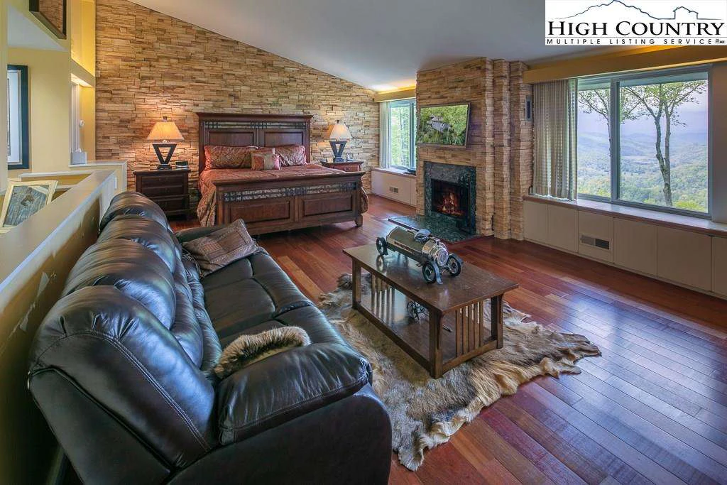 Image number 14 for the current listing