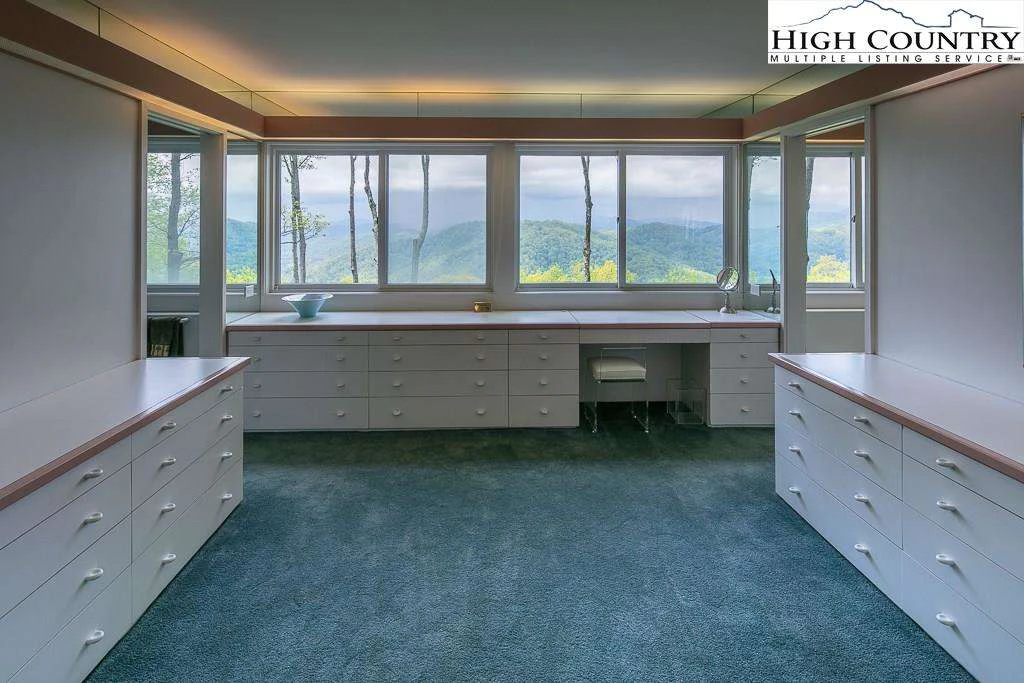Image number 4 for the current listing