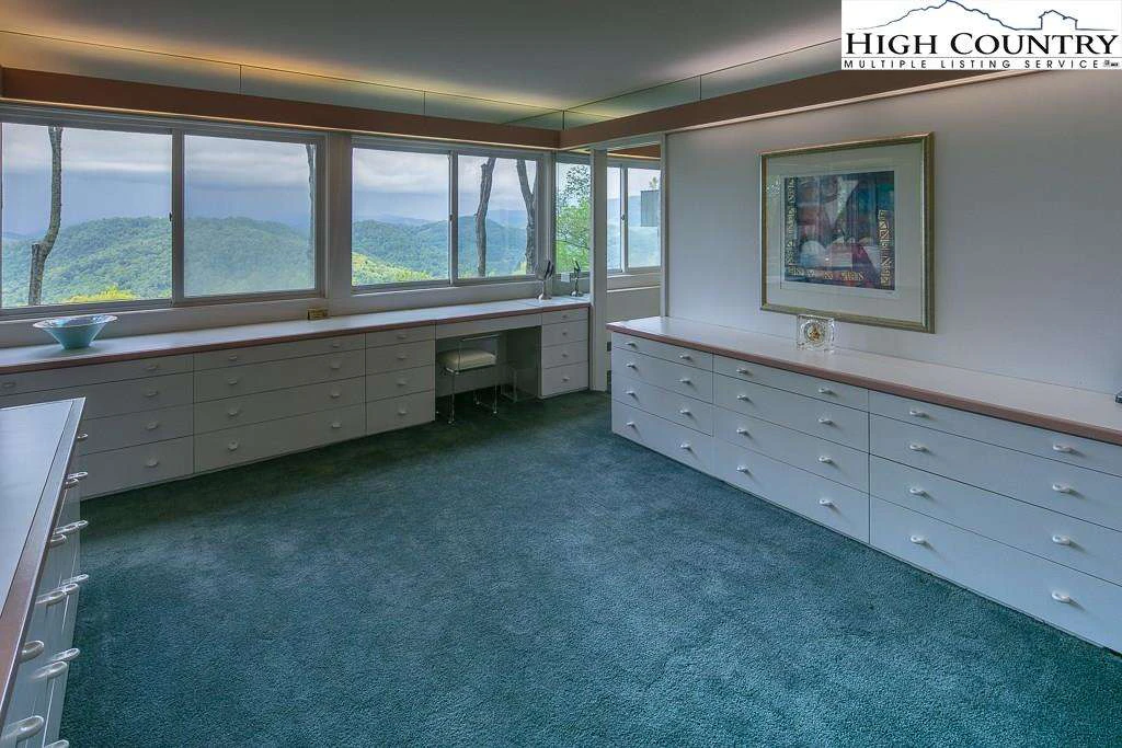 Image number 5 for the current listing