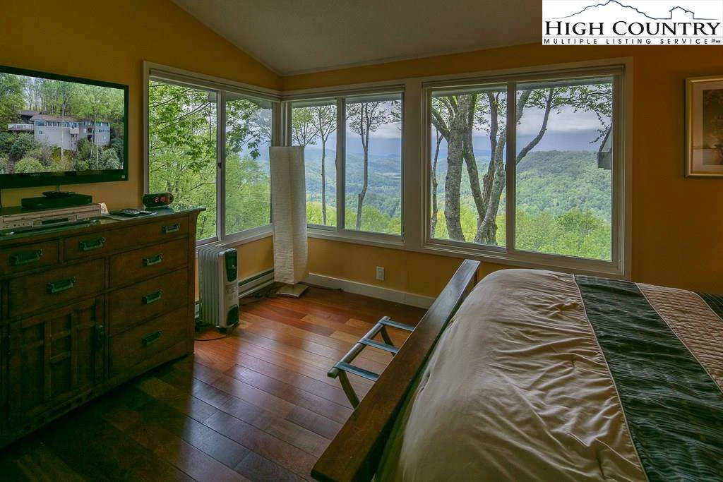 Image number 8 for the current listing