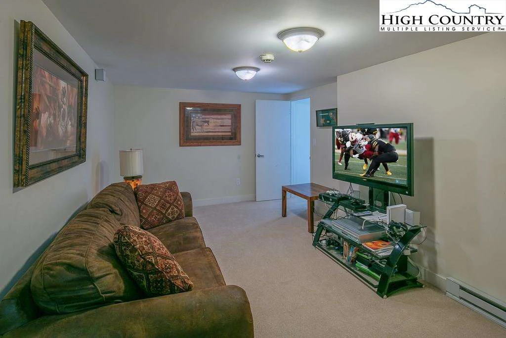 Image number 13 for the current listing