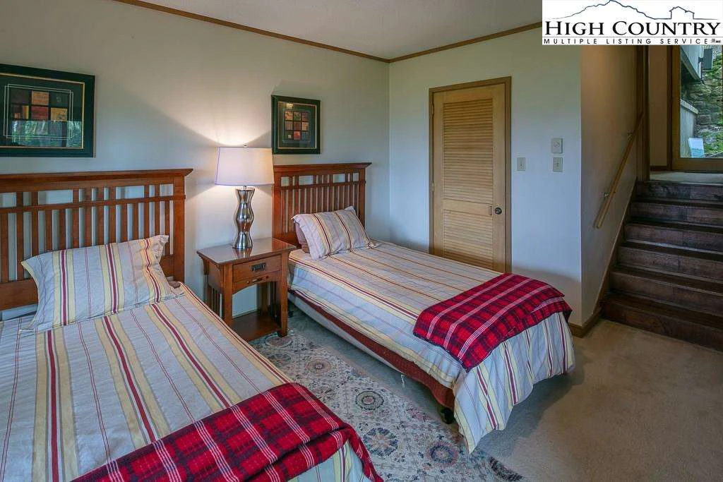 Image number 2 for the current listing