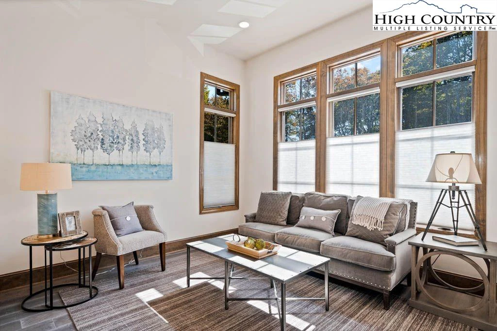 Image number 3 for the current listing