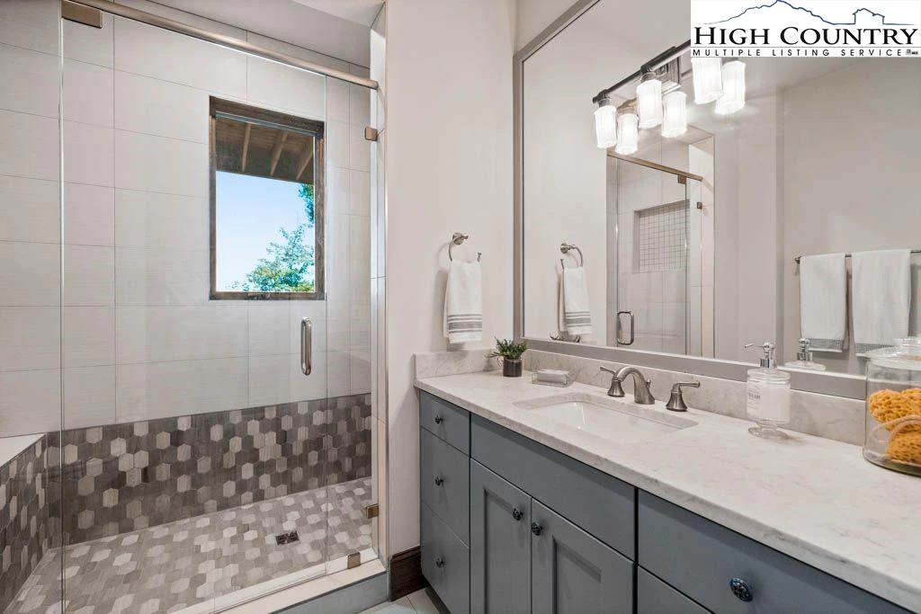 Image number 2 for the current listing