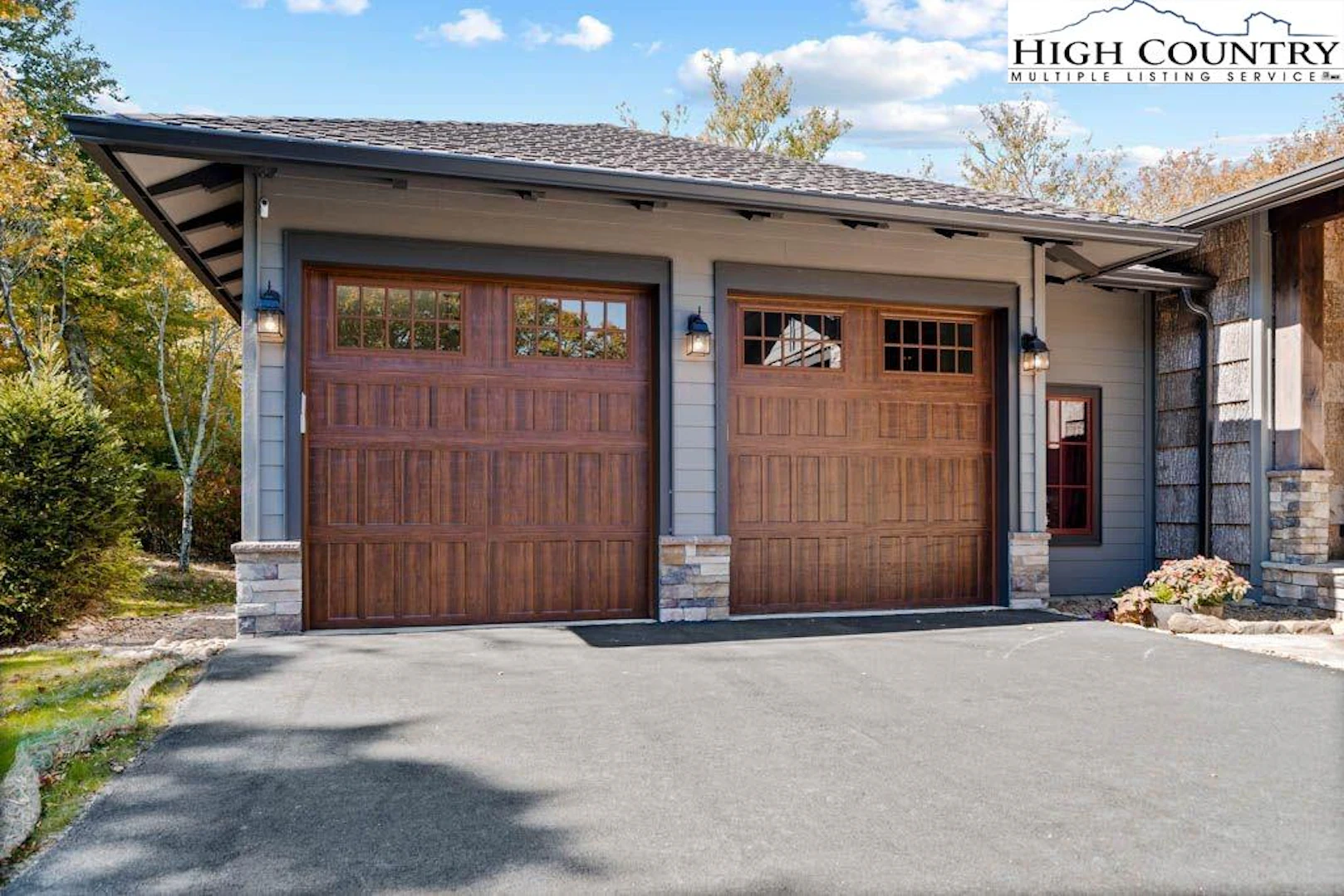 Image number 17 for the current listing