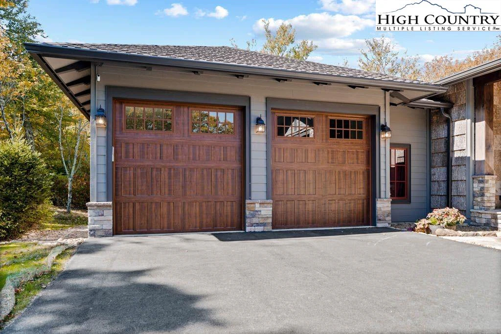 Image number 17 for the current listing