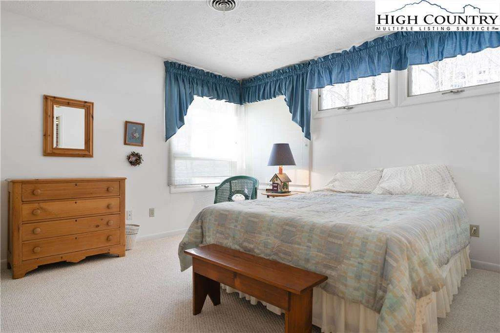 Image number 4 for the current listing