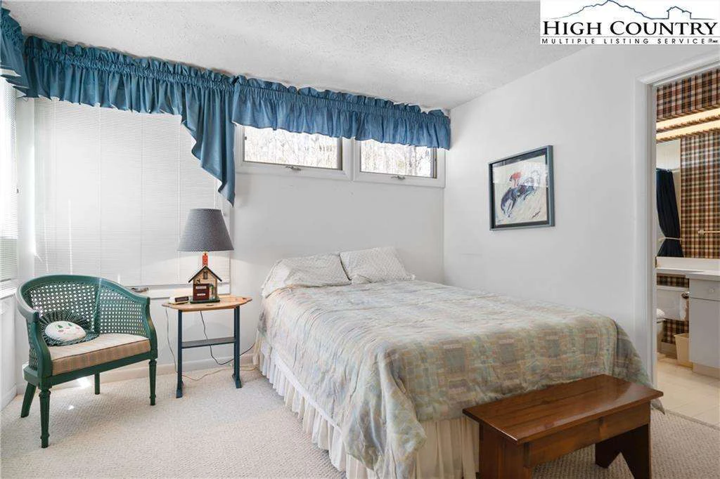 Image number 5 for the current listing