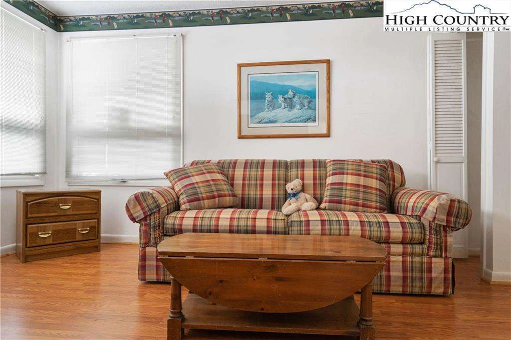 Image number 7 for the current listing
