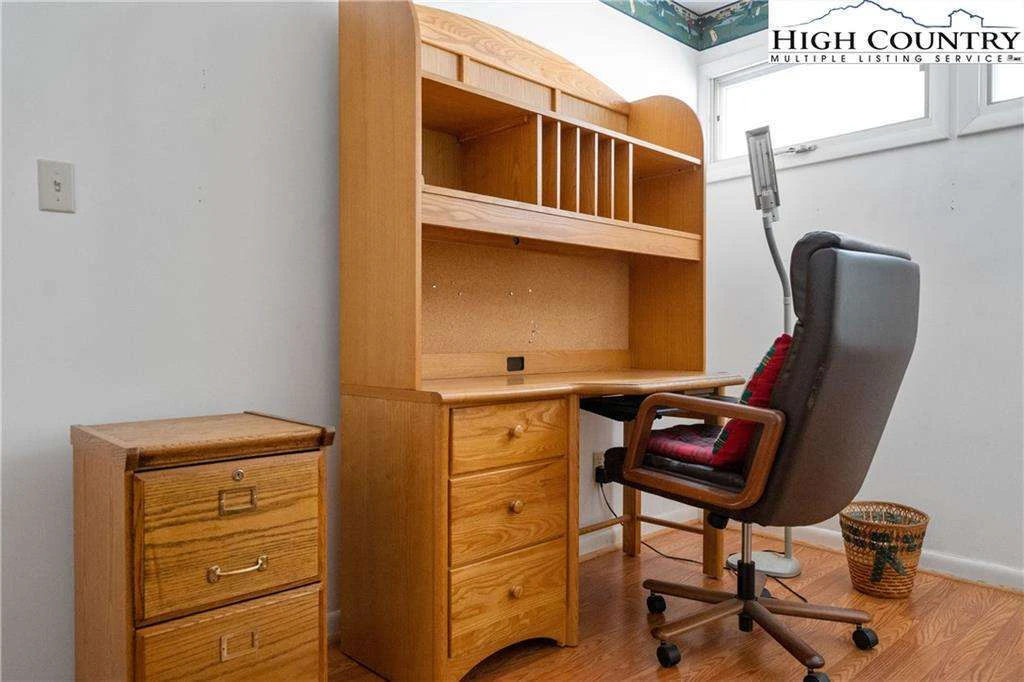 Image number 8 for the current listing