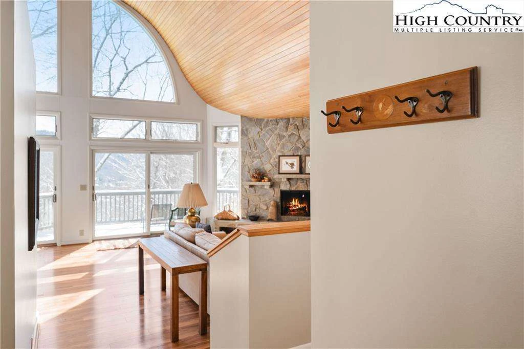 Image number 2 for the current listing