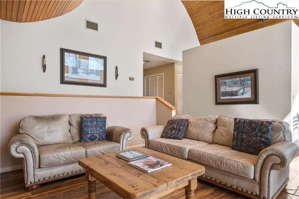 Image number 19 for the current listing