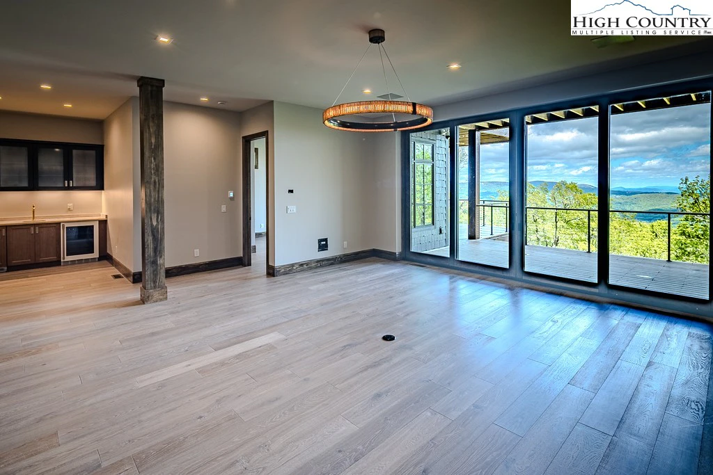 Image number 7 for the current listing