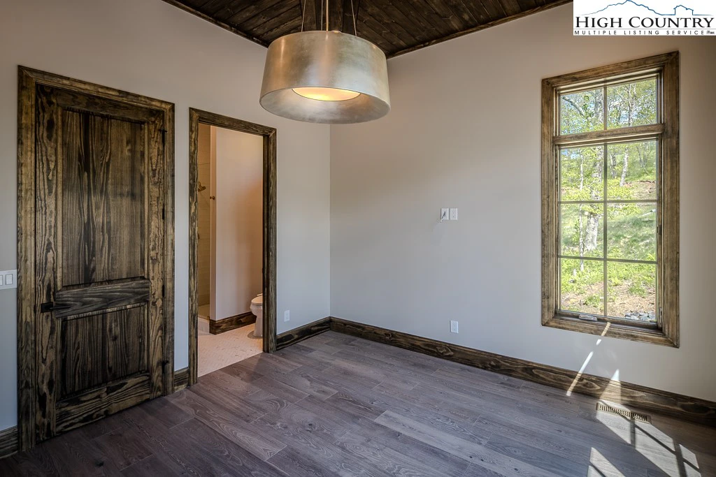 Image number 11 for the current listing
