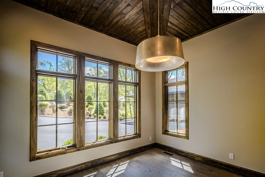 Image number 3 for the current listing