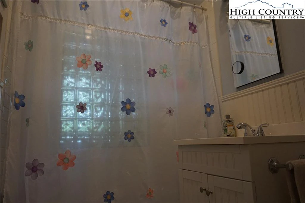 Image number 21 for the current listing