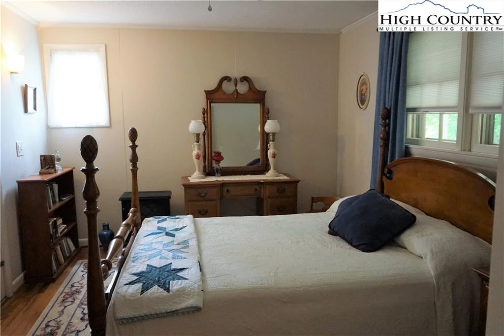Image number 19 for the current listing