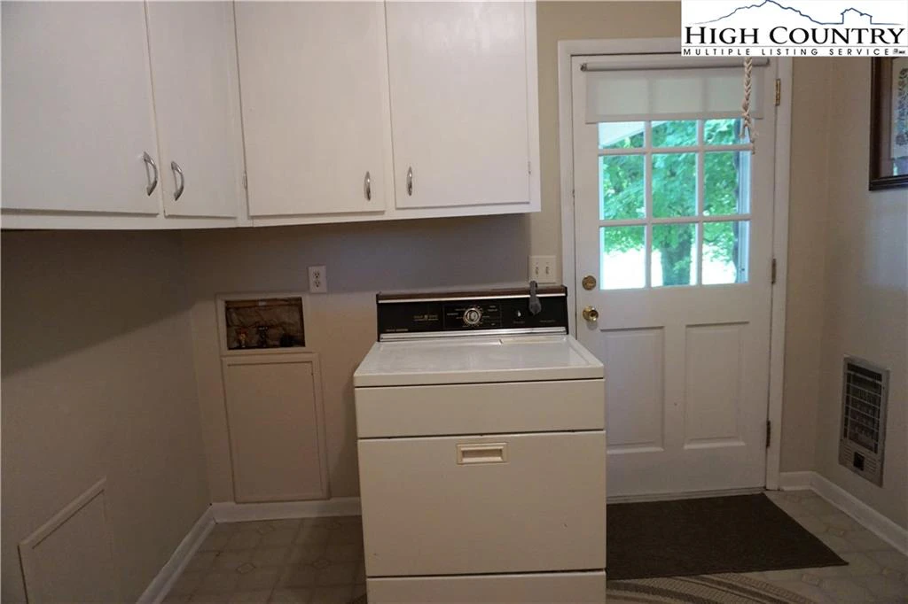 Image number 4 for the current listing