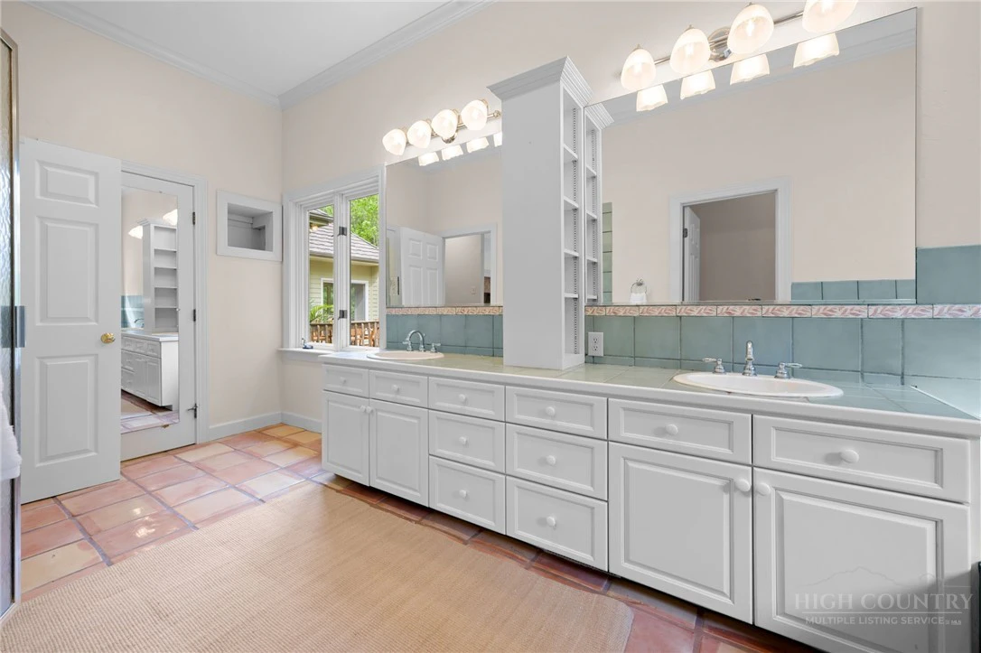Image number 3 for the current listing