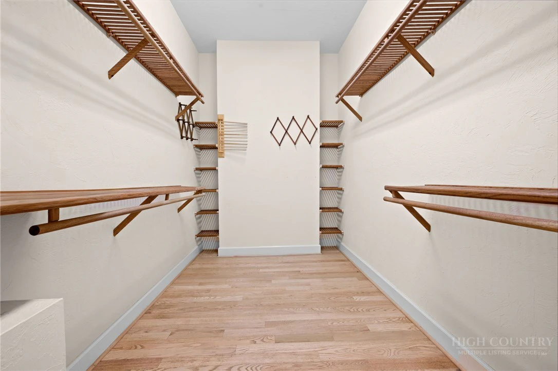 Image number 4 for the current listing
