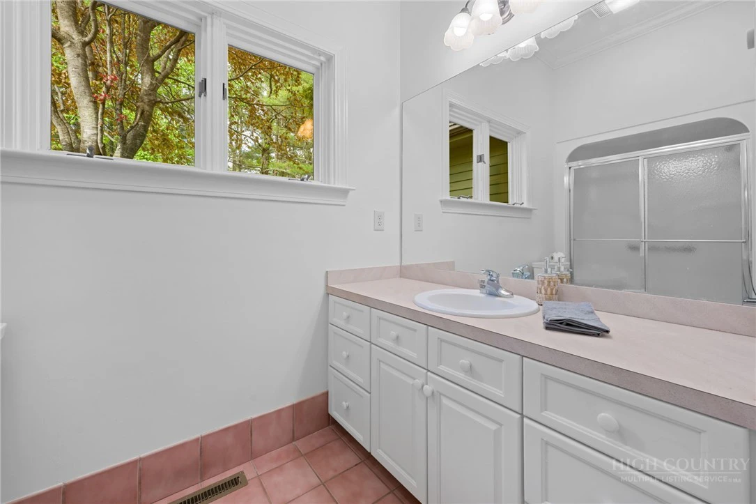 Image number 8 for the current listing