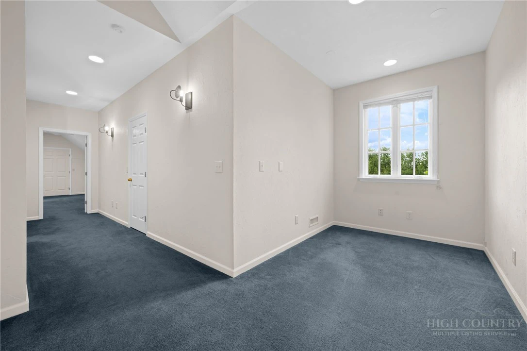 Image number 15 for the current listing