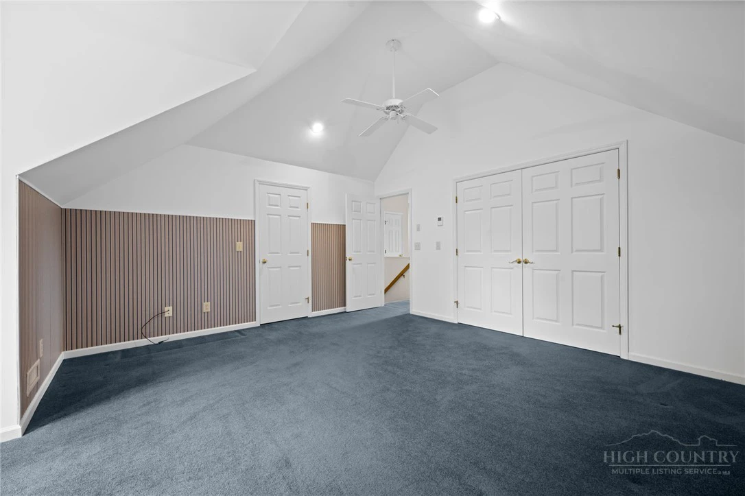 Image number 19 for the current listing