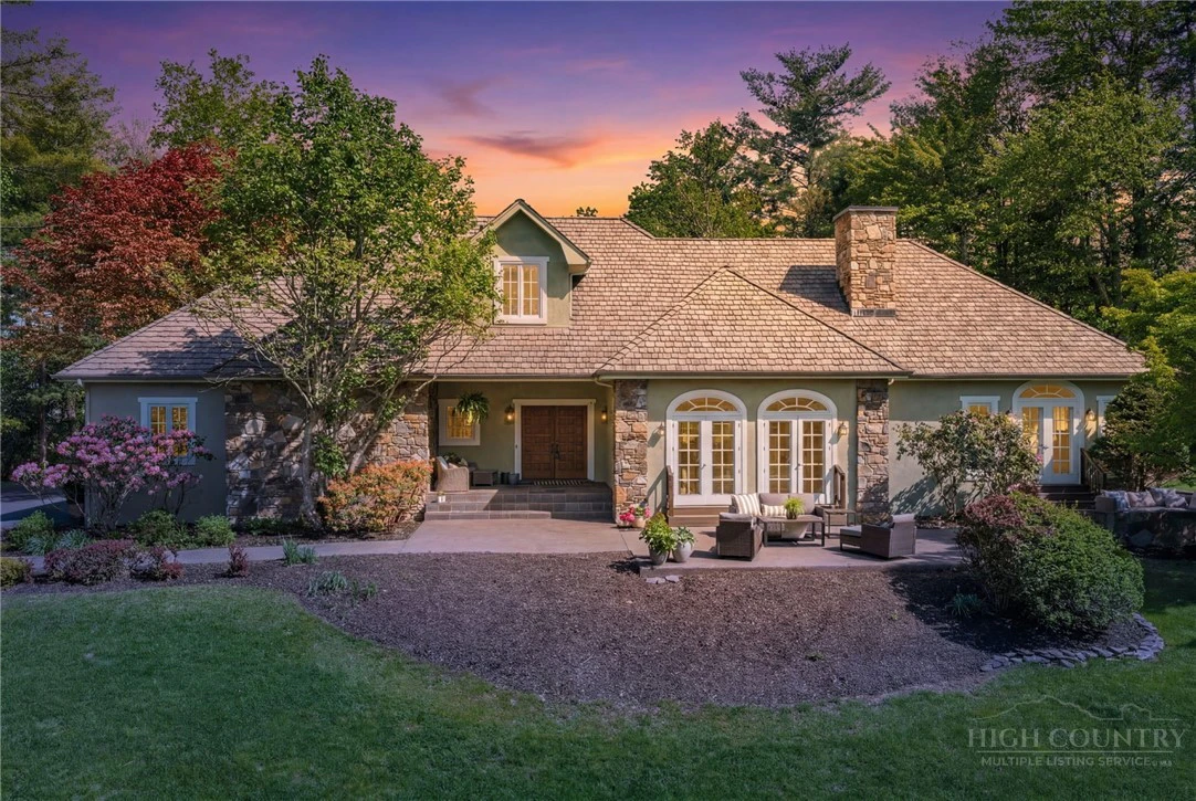 Image number 1 for the current listing