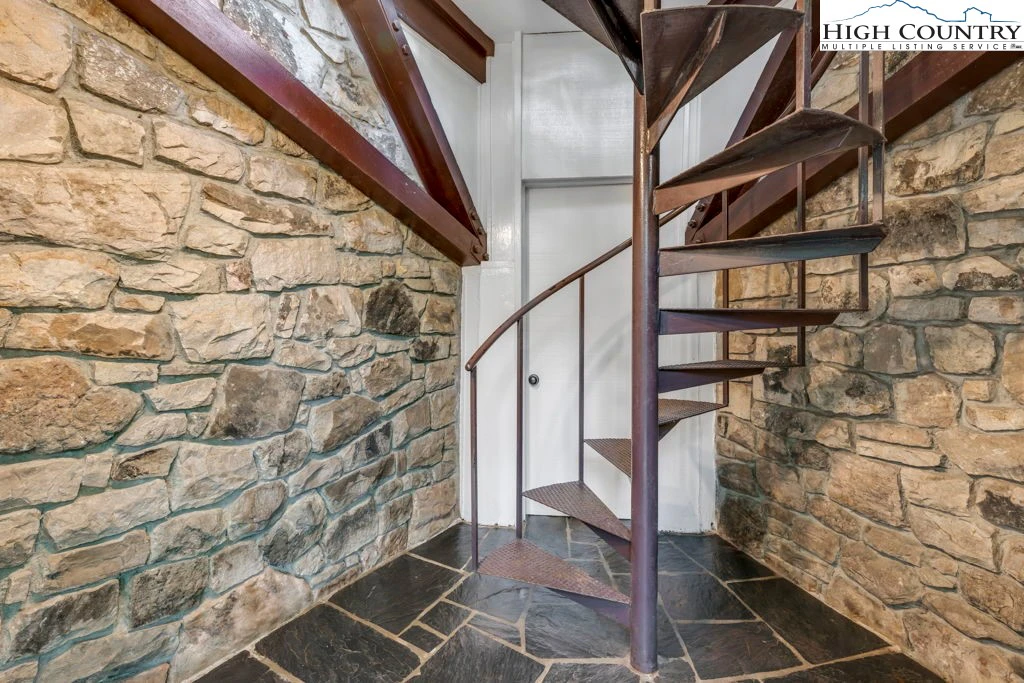 Image number 21 for the current listing