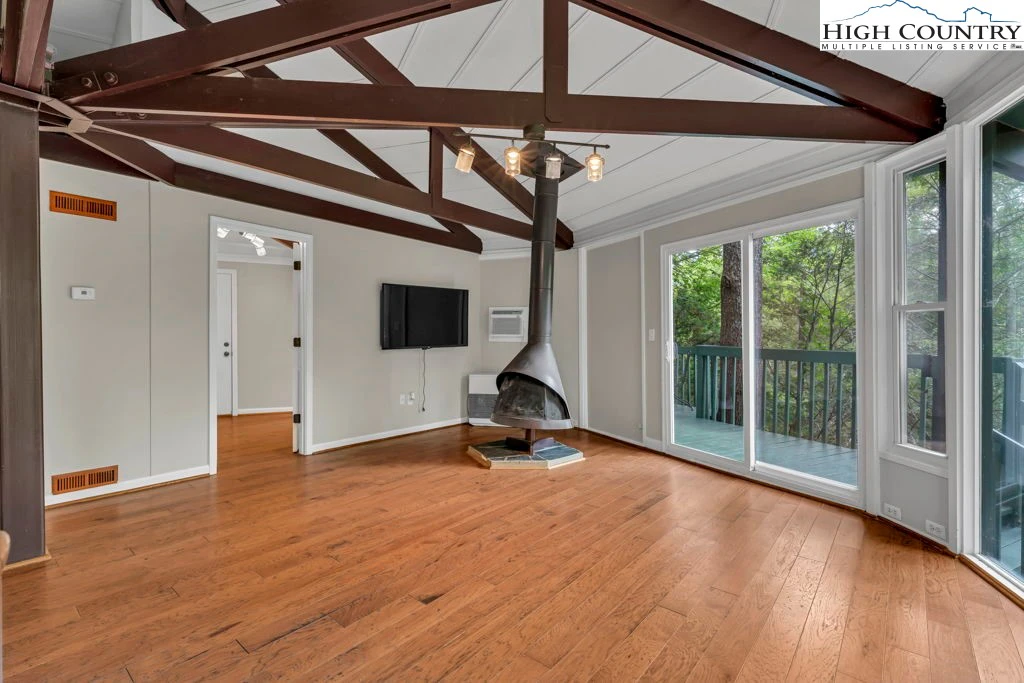 Image number 14 for the current listing
