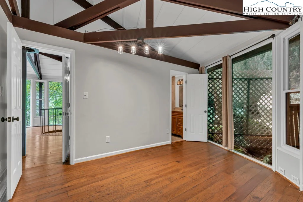 Image number 9 for the current listing