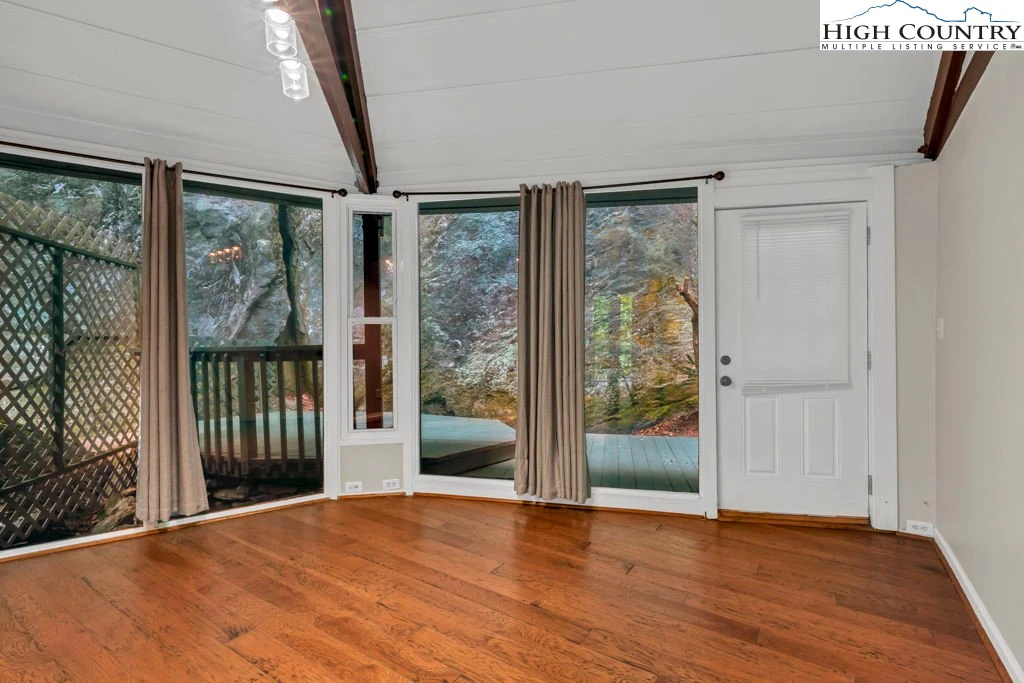 Image number 8 for the current listing