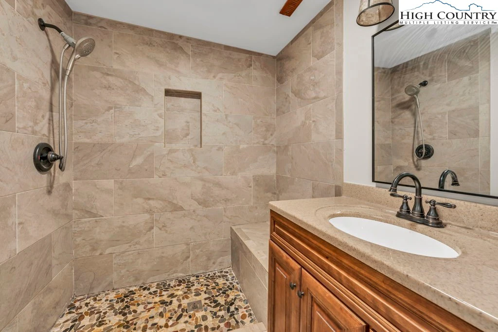 Image number 7 for the current listing