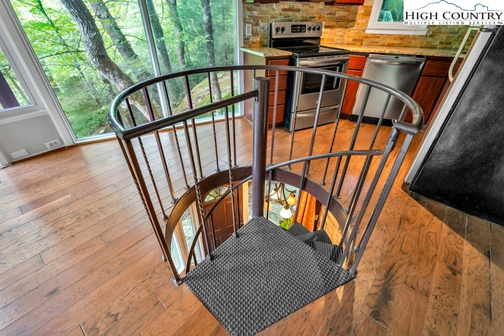 Image number 5 for the current listing
