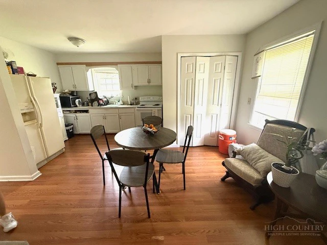 Image number 8 for the current listing