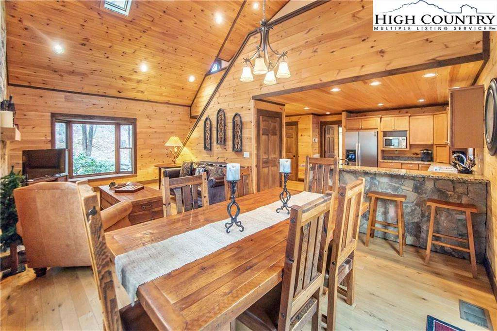 Image number 19 for the current listing