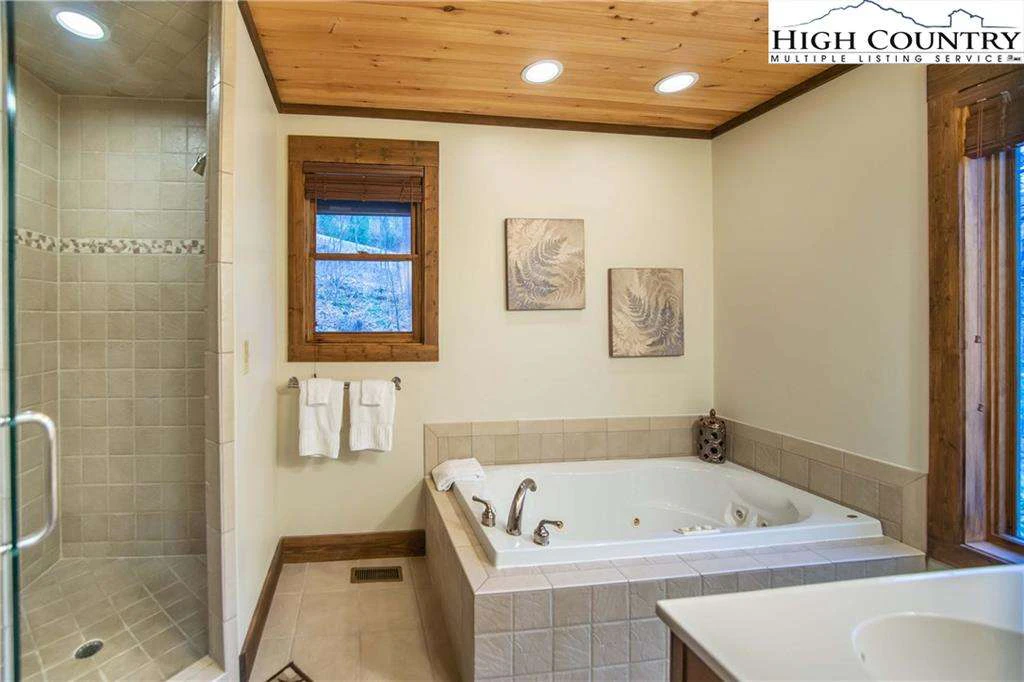 Image number 15 for the current listing