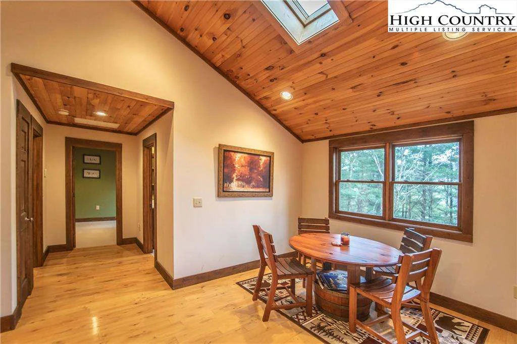 Image number 14 for the current listing