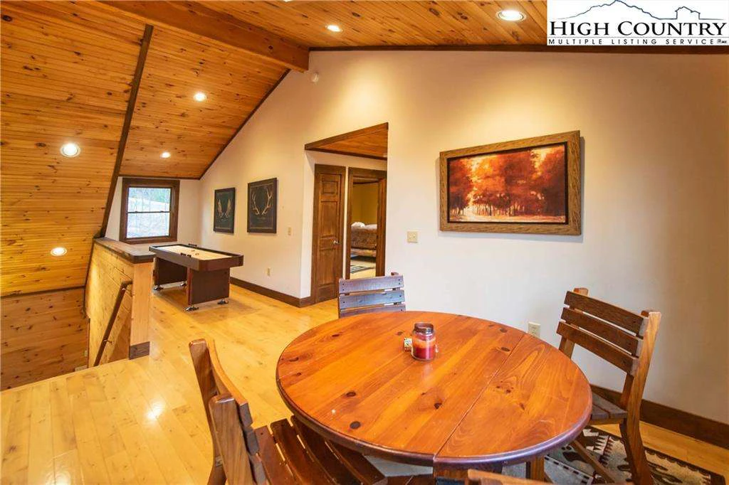 Image number 13 for the current listing
