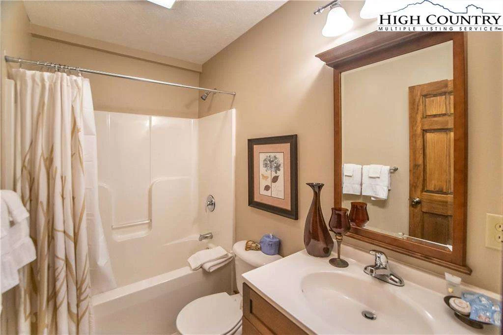 Image number 11 for the current listing