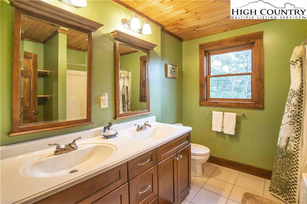 Image number 9 for the current listing