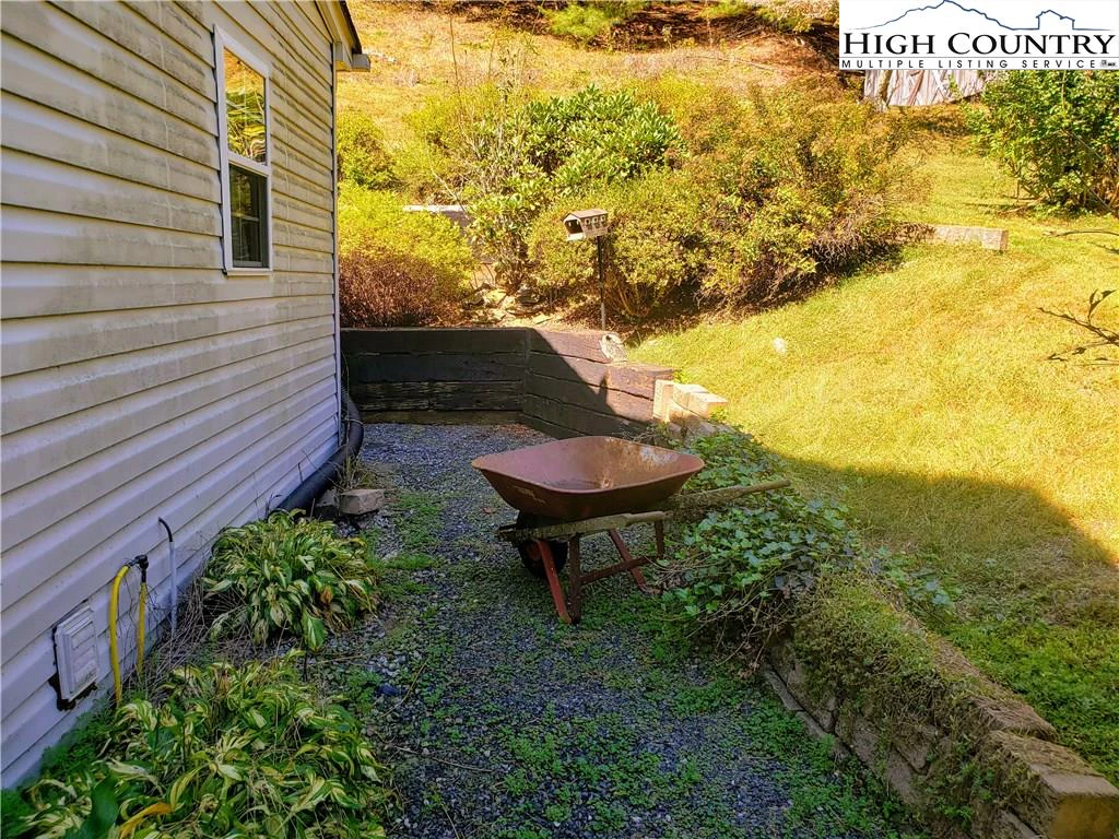 Image number 14 for the current listing