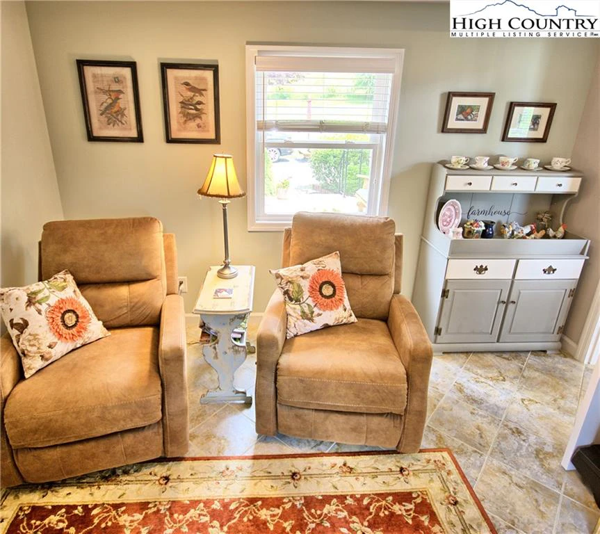 Image number 5 for the current listing