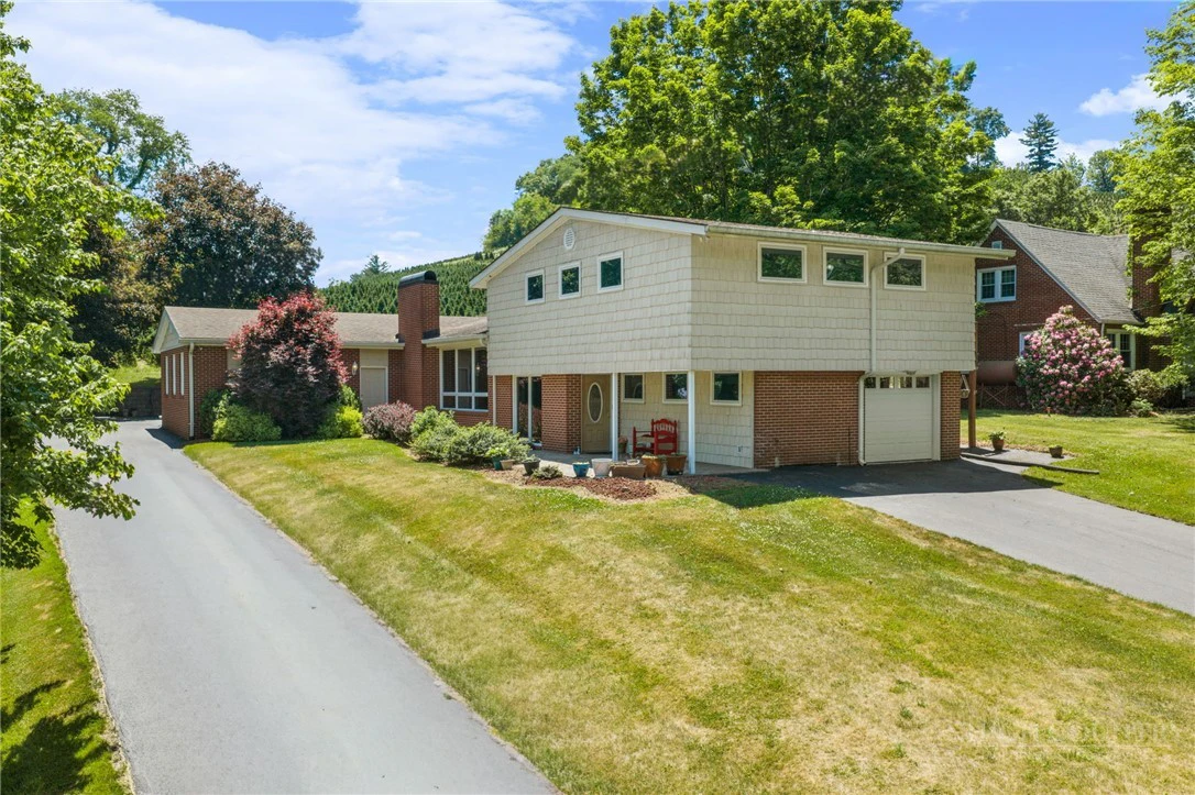 Image number 1 for the current listing