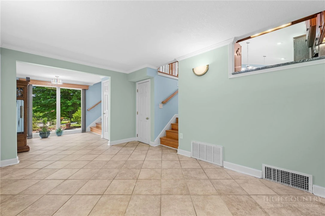 Image number 6 for the current listing