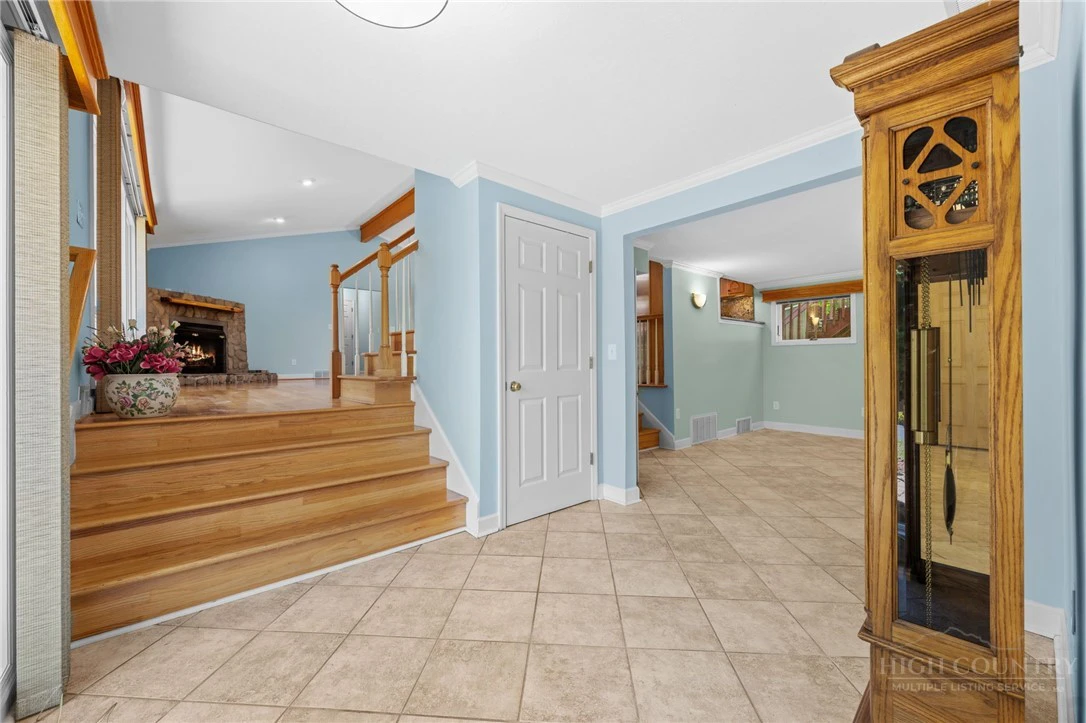 Image number 8 for the current listing