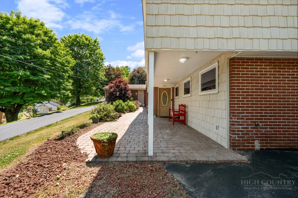 Image number 3 for the current listing