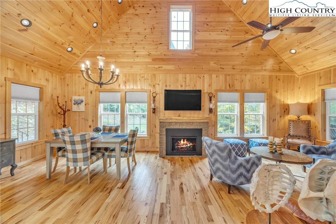Image number 1 for the current listing